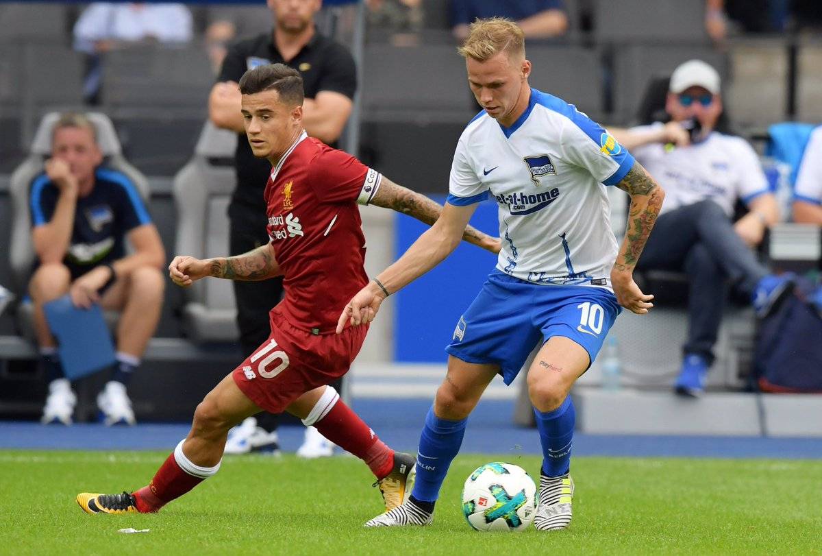 沙尔克04主场2-0击败汉诺威96，取得胜利！的简单介绍