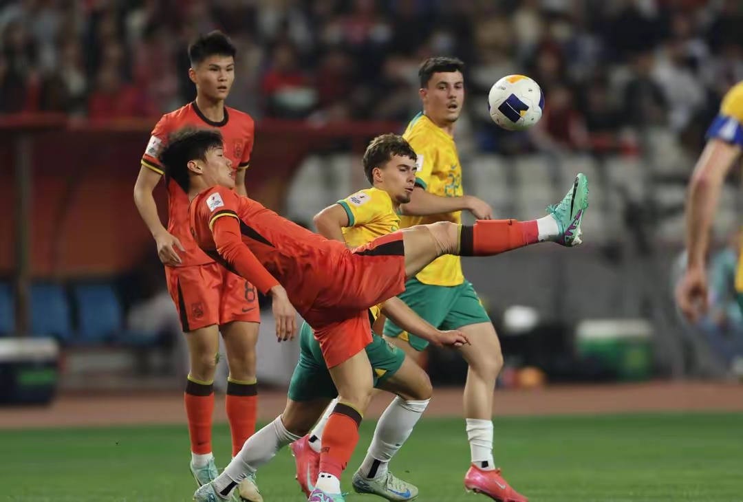 比赛节奏迅猛，球员们斗志昂扬