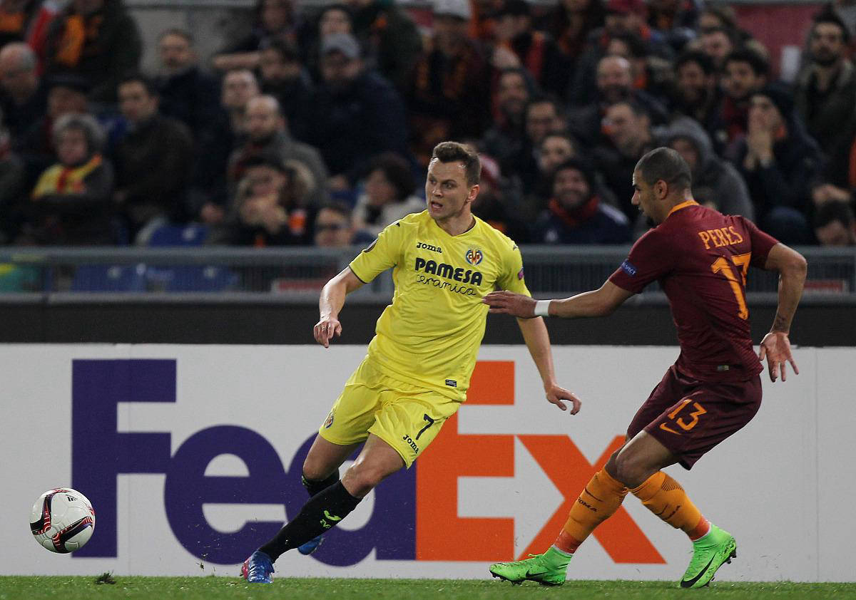 包含比利亚雷亚尔客场大胜，逼近前四位置的词条