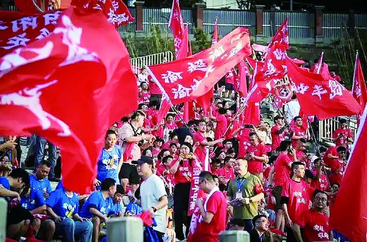 沈阳赛场气氛火爆，现场球迷热情呐喊助威