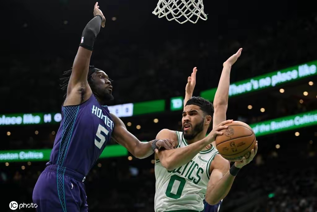 关于凯尔特人主场轻取太阳，提升排名的信息