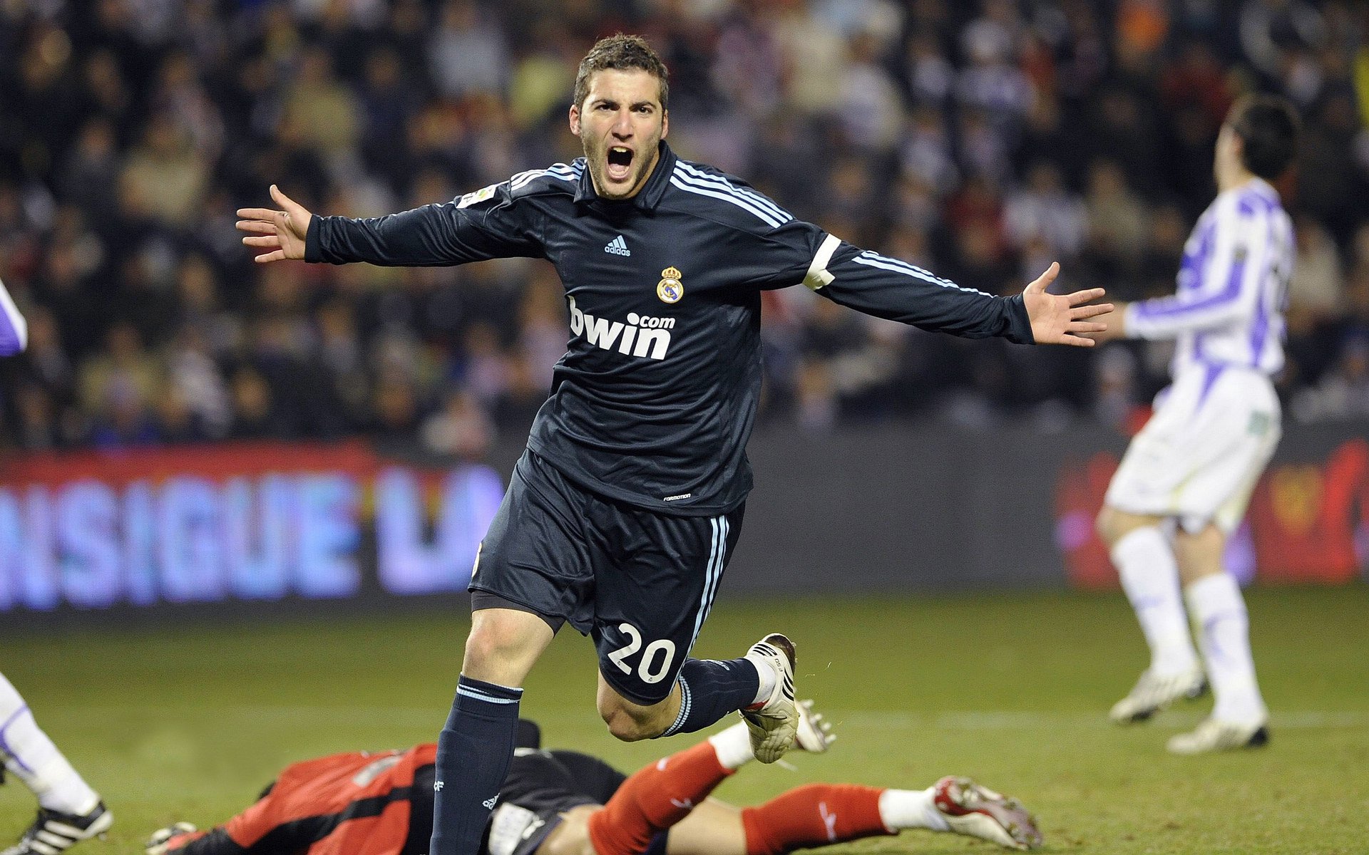 赛道上的心跳，勒克莱尔绝杀点燃赛场，雷诺逆袭红牛二队