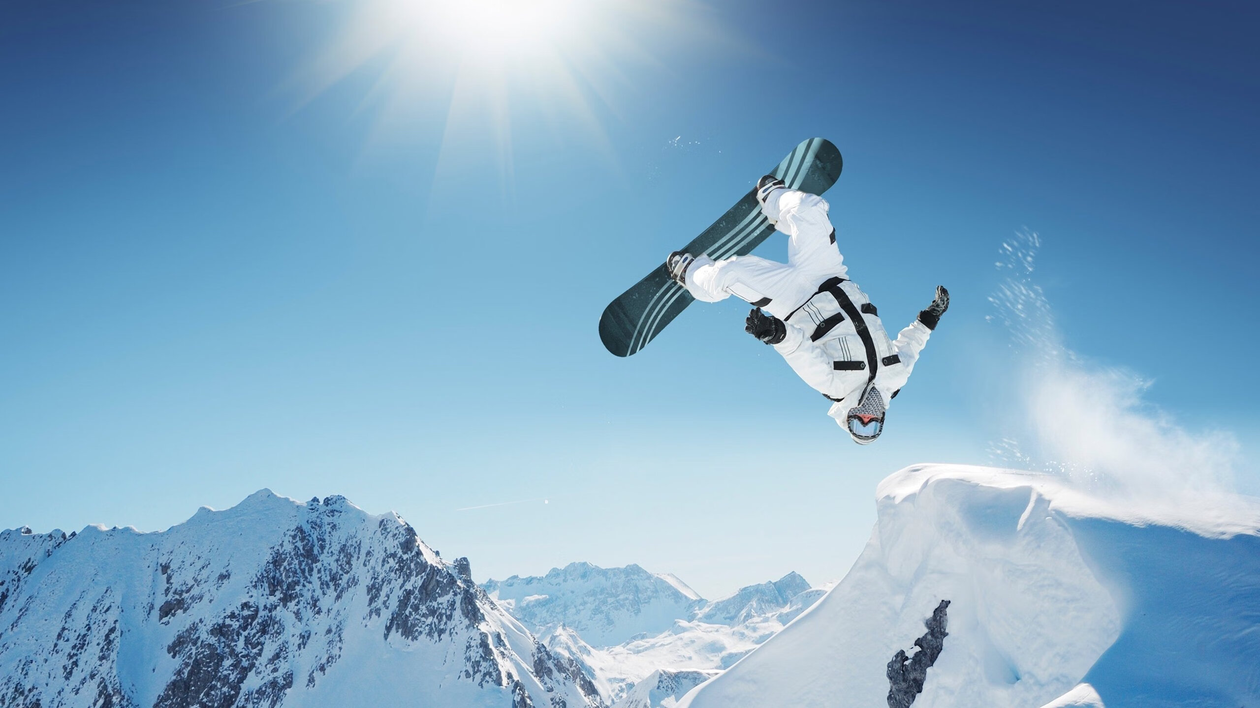 赛道上的逆袭，拉塞尔高光表现助梅赛德斯力克法拉利